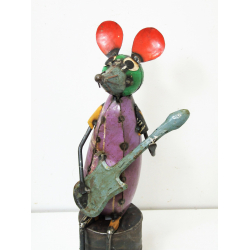 Mysz siedząca Figurka z metalu z recyclingu Gitara